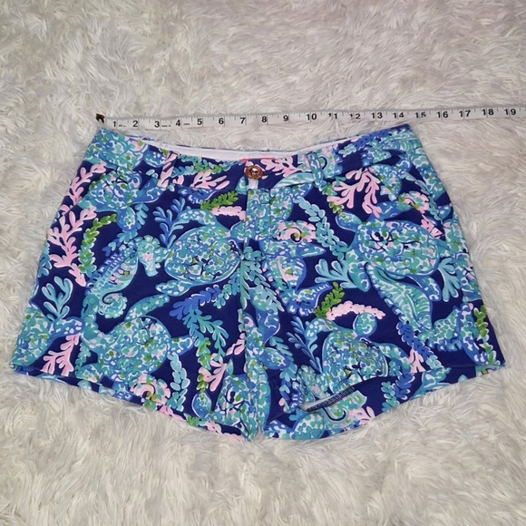 Lilly Pulitzer Buttercup Short "Turtle Villa" - Picture 4 of 10